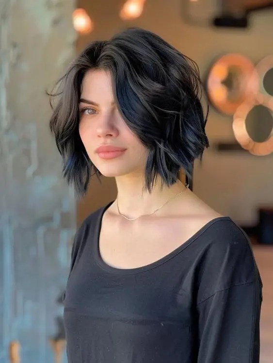 28 ideias arrebatadoras para um novo visual – Svelte Magazine 3 senhora bonita usando um penteado preto desgrenhado