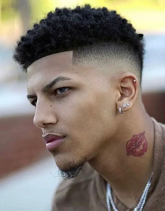 28 ideias para dar um visual charmoso – Revista Svelte 29 corte de cabelo desbotado em um cara com uma tatuagem no pescoço