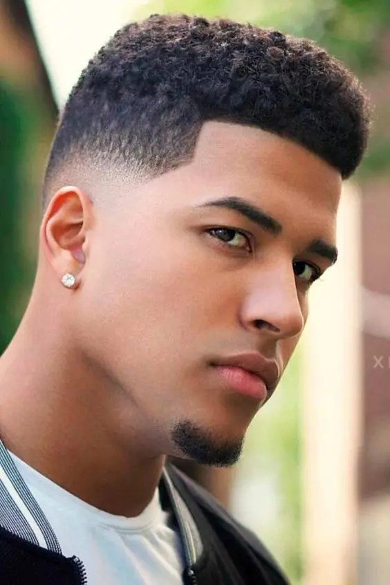 28 ideias para dar um visual charmoso – Revista Svelte 4 um belo homem usando High Top Fade com brinco
