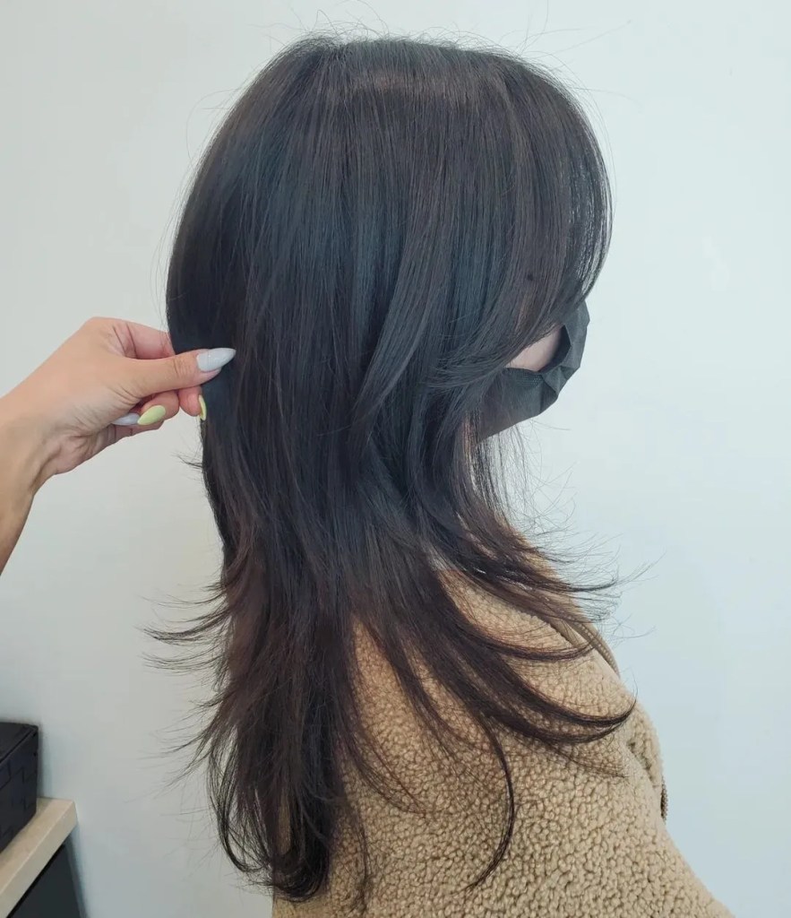 vista lateral de um penteado com corte discreto