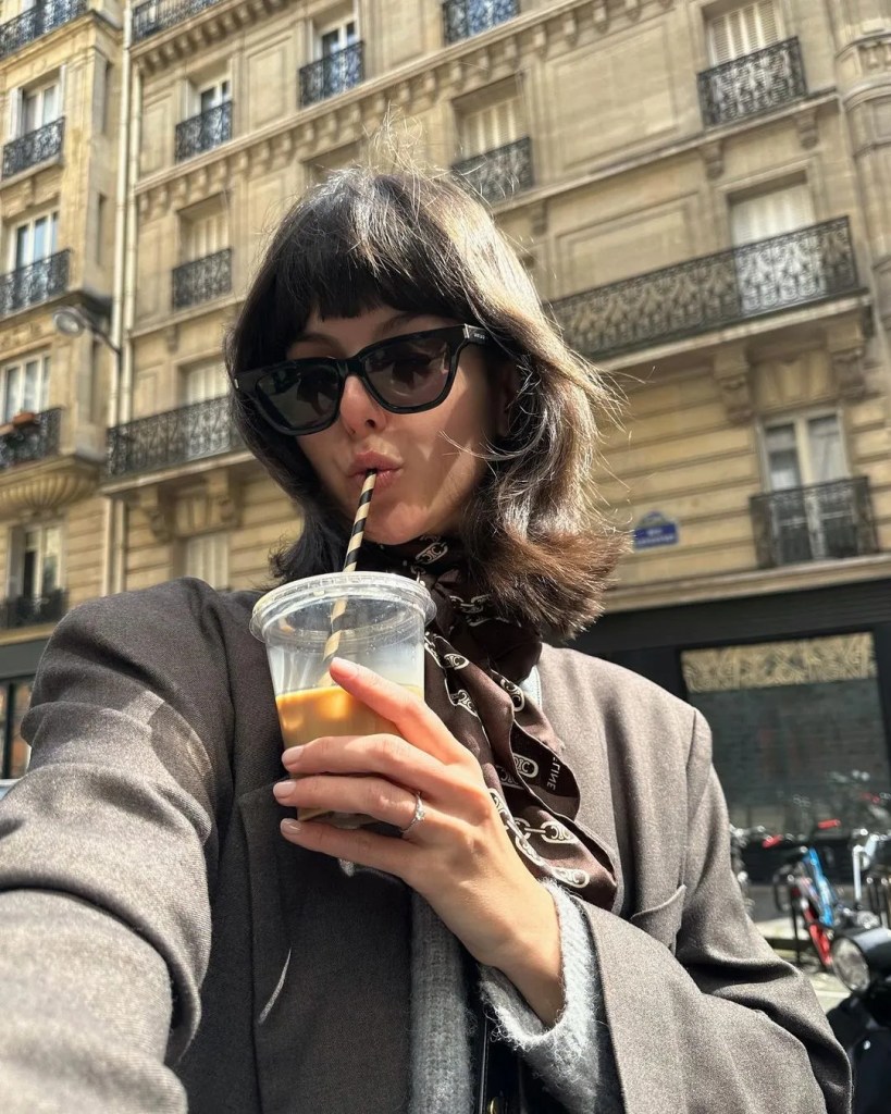 O que saber sobre este estilo elegante de baixa manutenção – Svelte Magazine 11 uma senhora usando óculos escuros enquanto bebe de uma xícara