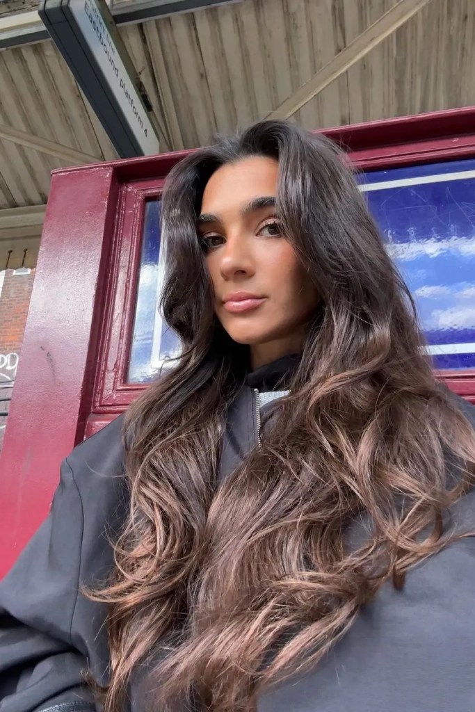 O que saber sobre este estilo elegante de baixa manutenção – Svelte Magazine 16 corte silencioso longo e ondulado
