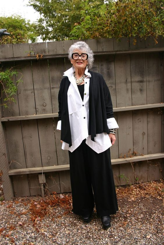 old lady dressed in lagenlook