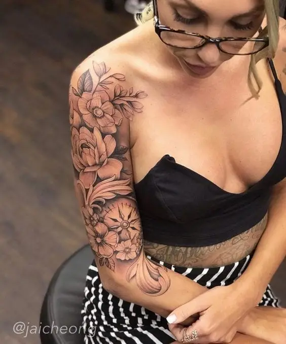 lady wearing quarter sleeve tattoo