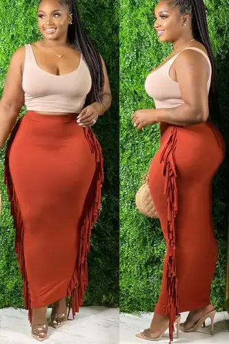 curvy lady wearing long pencil skirt with bra top