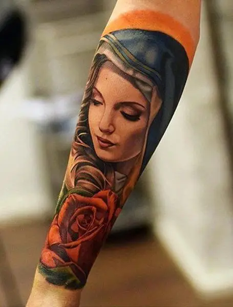 lady wearing a loved one face sleeve tattoo