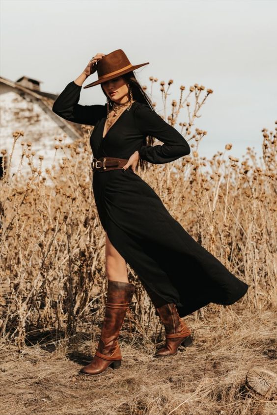 Women pull off cowgirl outfit ideas with jewelry