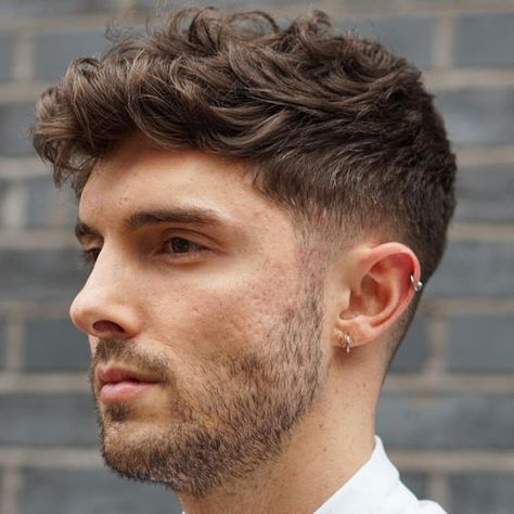 Foto de um cara com um corte de cabelo estiloso