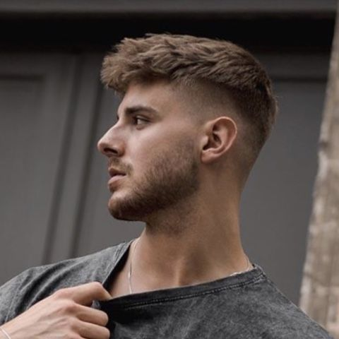 Foto de um homem usando sua franja cônica baixa