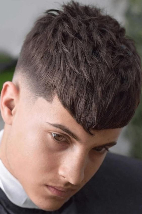 Foto de um homem usando uma linda franja cônica baixa