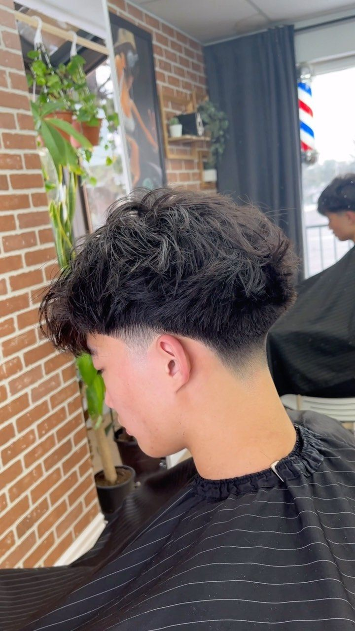 Foto de um homem usando a franja Choppy Low Taper 