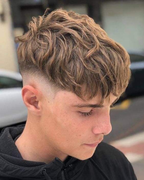 Foto de um homem usando franja cônica baixa