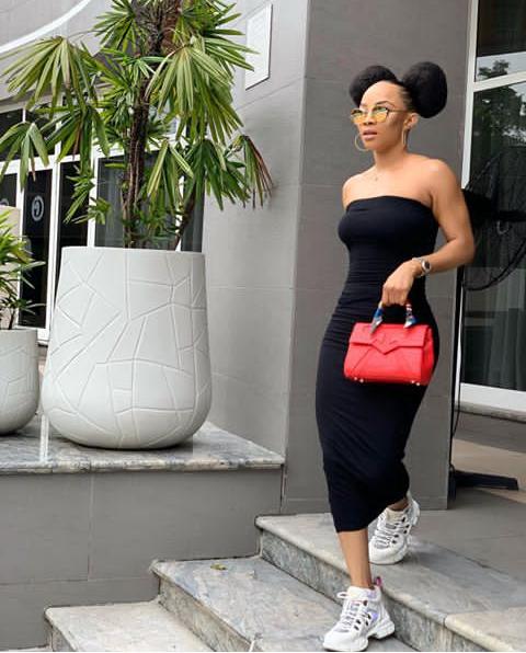 white sneakers as styled by Toke Makinwa