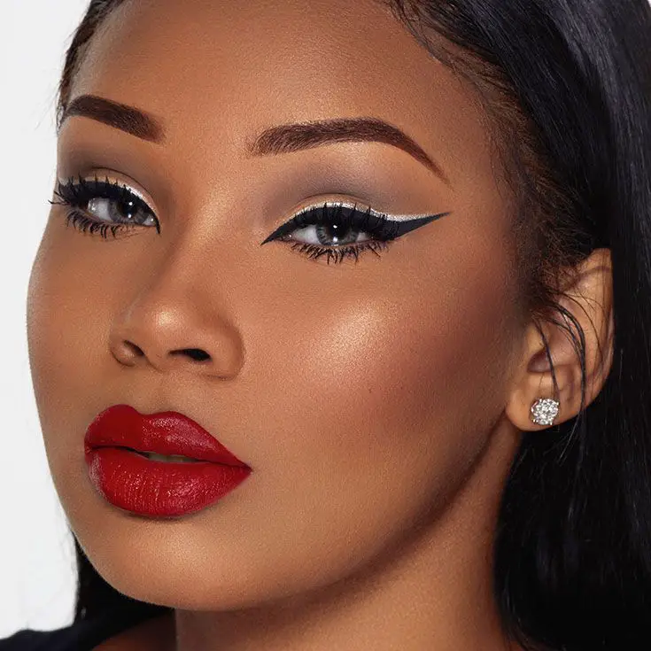 Flawless Cat-Eye Look